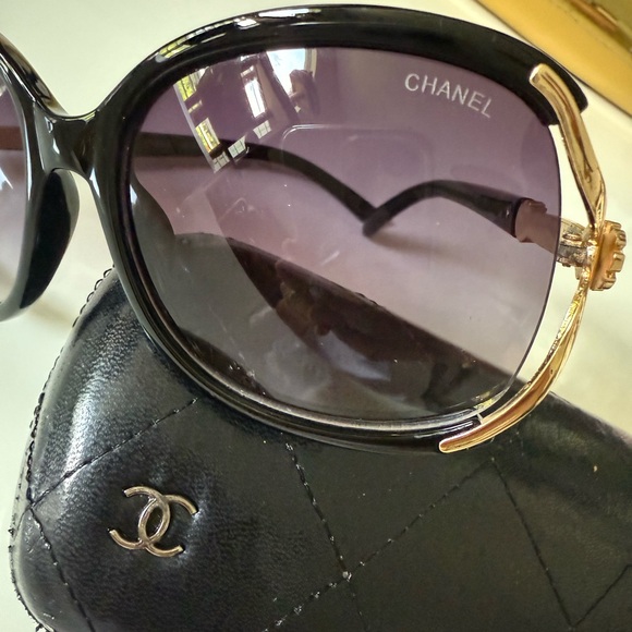 CHANEL Elegant Black and Gold Sunglasses - Picture 1 of 13